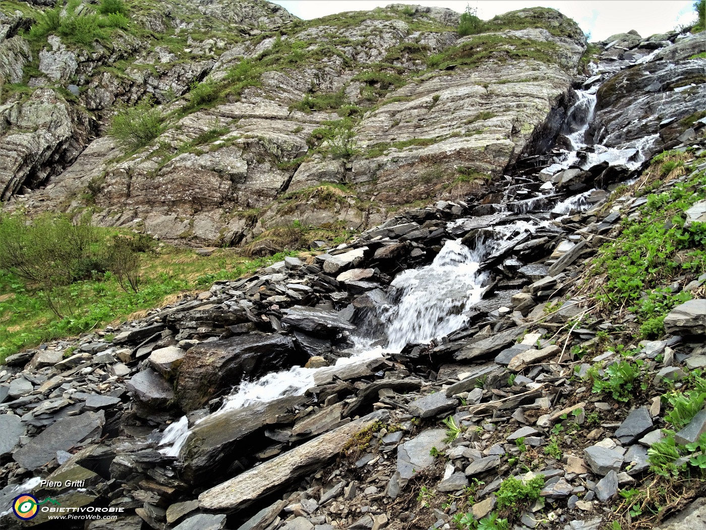 72 La cascata del ruscello carica d'acqua .JPG